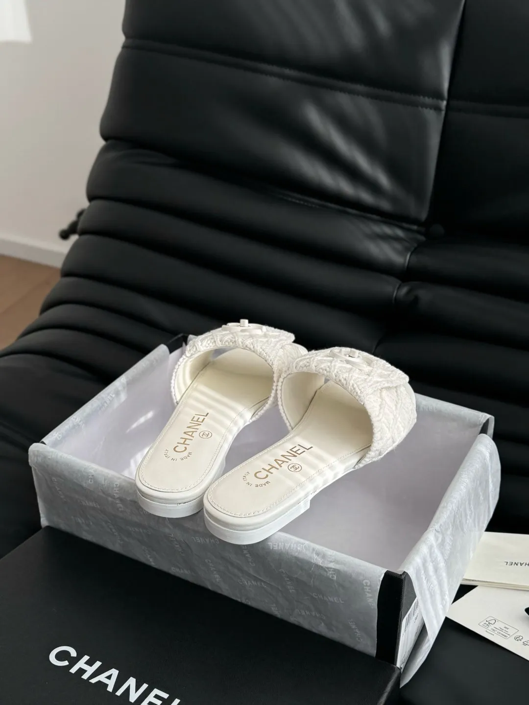 👟👟Ex-factory price 400👟👟 Women's Shoes Women's Clothing Chanel 25C New School Bag Buckle Slippers Return of the classic school bag buckle design Special Vintage full of retro flavor Loafers have also grown to the aesthetic level Cowhide upper, sheepskin lining Original outsole Size: 35-39 40 41 42 Customized, non-refundable and non-exchangeable